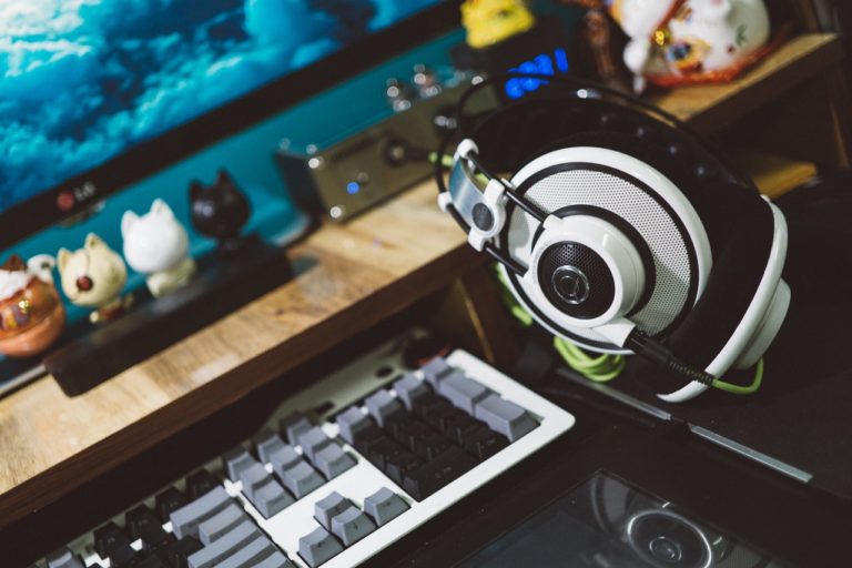Gamer setup med tastatur og høretelefoner