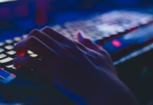 Sådan fikser du din gaming computer Person spiller computer med et tastatur med lys i
