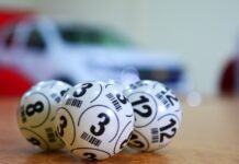 Sådan virker Lotto Lottokugler ligger på bord og er klar til lotto