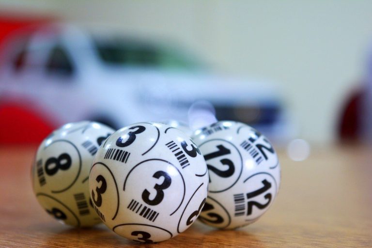 Lottokugler ligger på bord og er klar til lotto