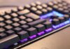 Så meget bruger en gaming computer i strøm Keyboard med lilla lys i sluttet til computer