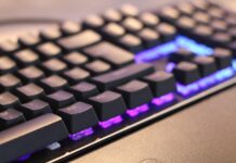Så meget bruger en gaming computer i strøm Keyboard med lilla lys i sluttet til computer