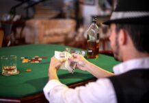 Lej en bartender til pokerfesten Mand spiller poker på bar med whiskey ved siden