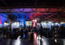 Counter Strike: Hvorfor det er en af de mest populære E-sports E sport hal hvor der bliver spillet computer