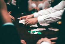 Hold dig opdateret på pokerverdenens nyheder Gruppe spiller poker